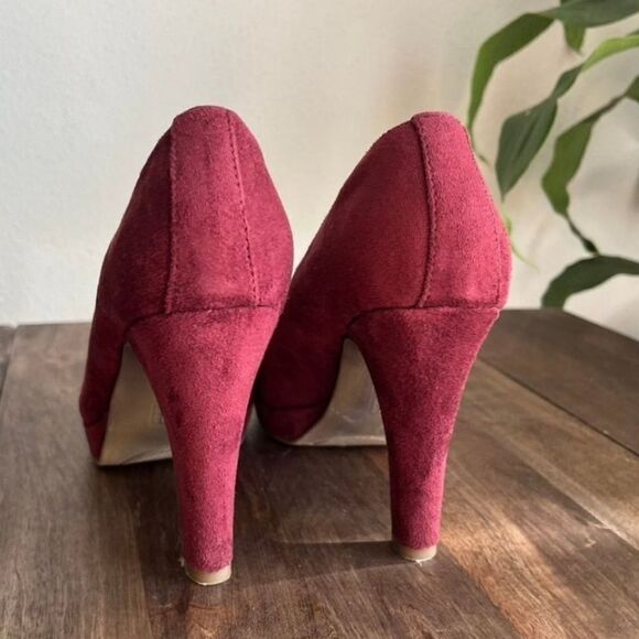 UNLISTED BY KENNETH COLE BURGUNDY SUEDE HIGH HEEL PUMP SHOE - Picture 9 of 15